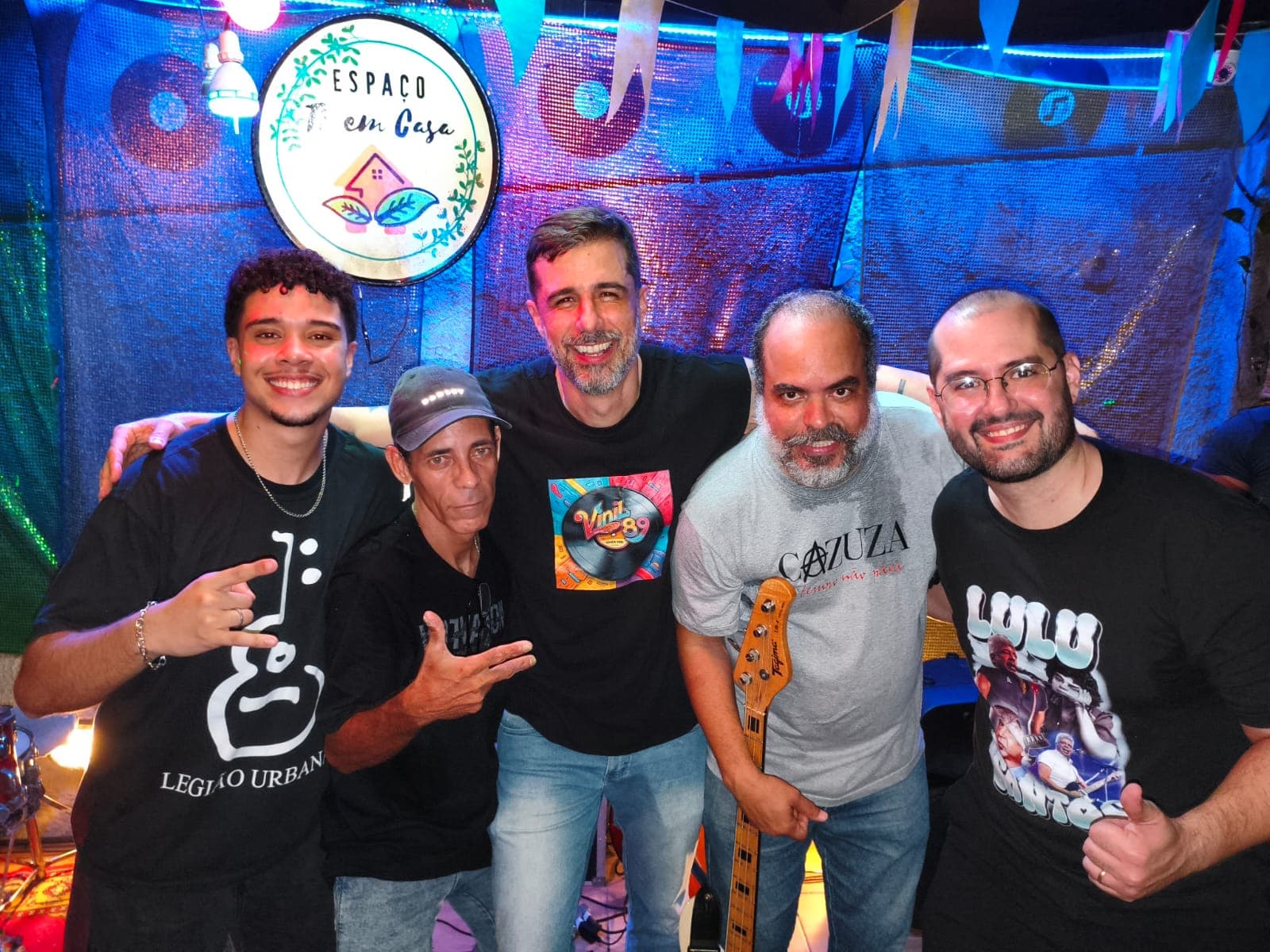 Banda Vinil89 em foto final de show