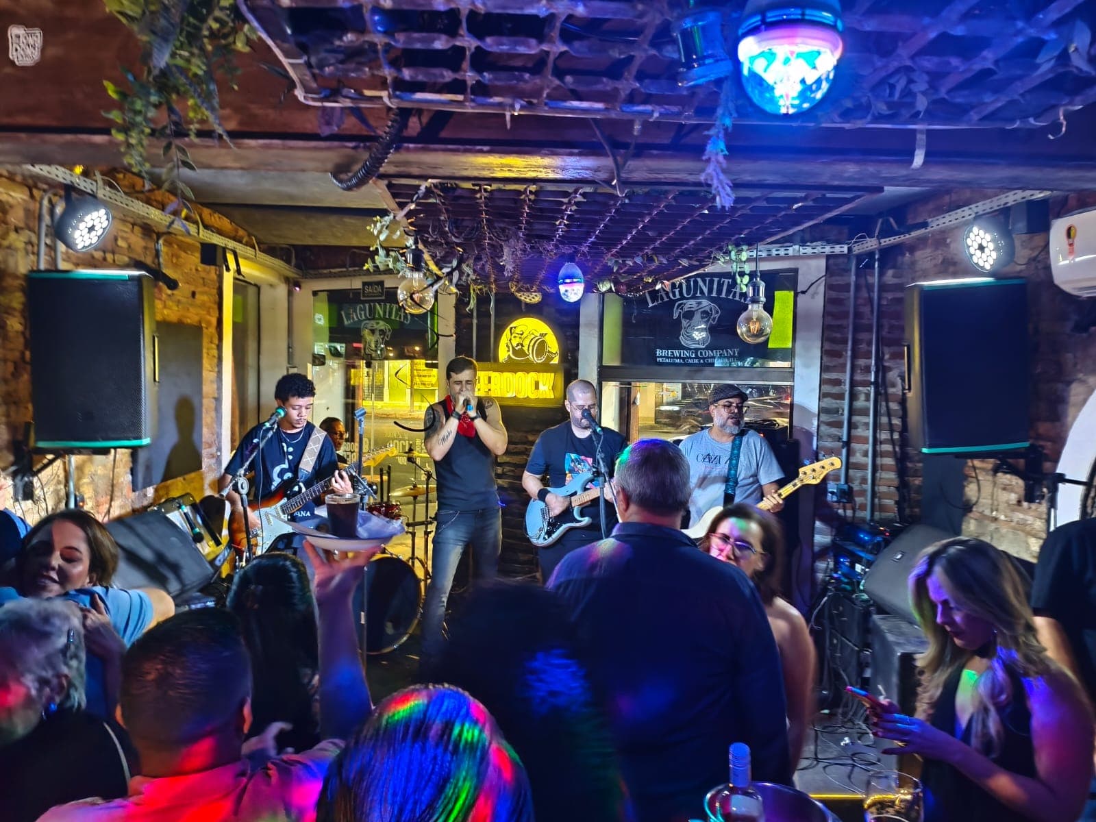 Banda Vinil89 com o público ao fundo