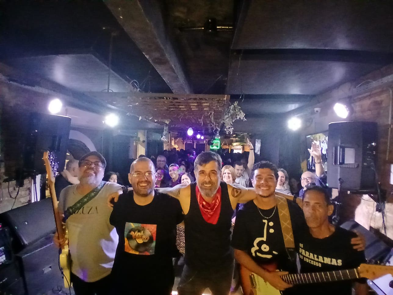 Banda Vinil89 com o público ao fundo